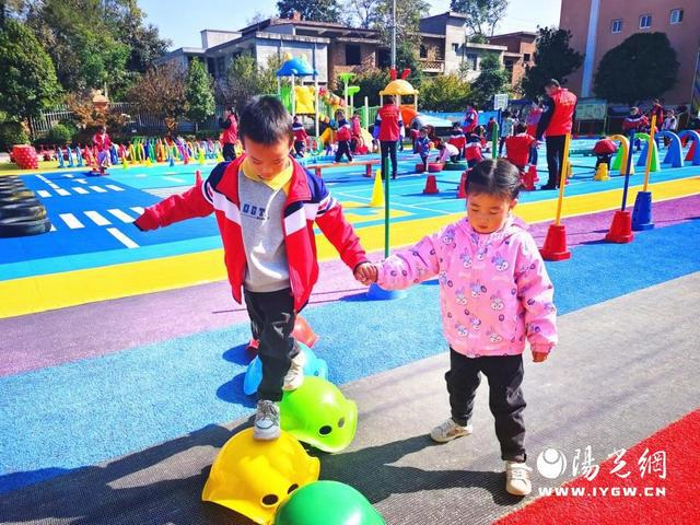商州区沙河子镇中心幼儿园开展“乐趣在户外 萌宝向前冲”混龄体能大循环活动(图3)
