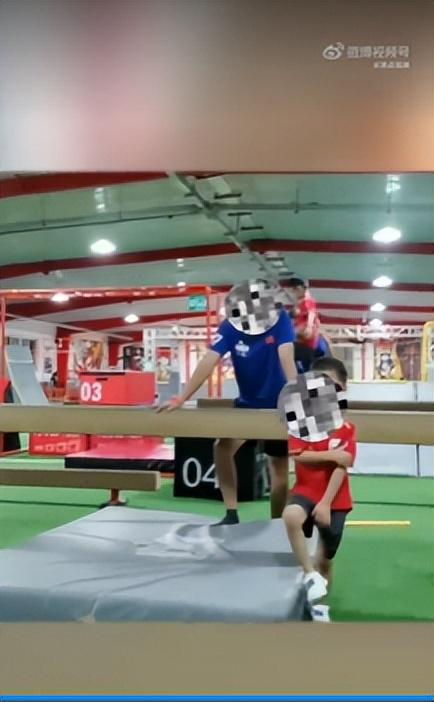4岁男孩练平衡木致骨折家长认为教练故意体能馆坚称教练没错(图5)