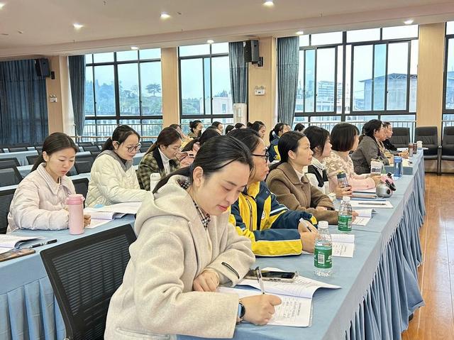 安居四幼举行“幼儿园户外区域体育活动组织与实施”专题培训活动(图2)