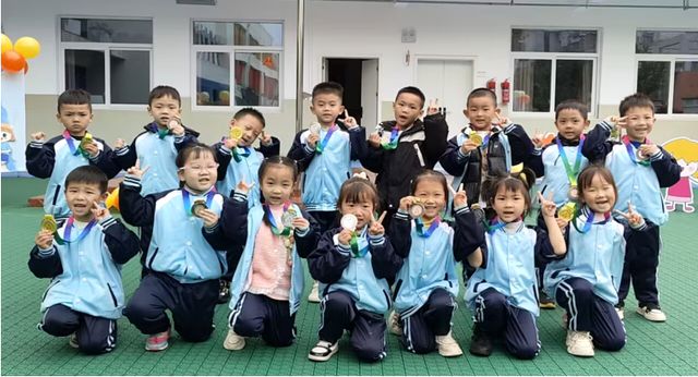 宜宾市高县罗场镇幼儿园大班一组举办亲子运动会(图4)