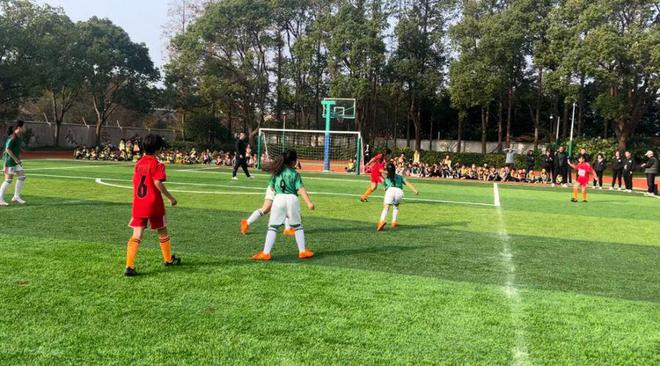 小学校抱团办大运动会小操场也能有大空间崇明：阳光体育让孩子们跑起来(图1)