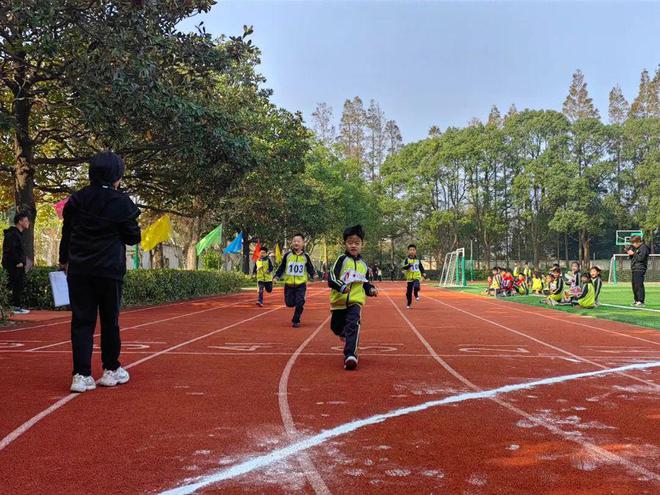小学校抱团办大运动会小操场也能有大空间崇明：阳光体育让孩子们跑起来(图2)