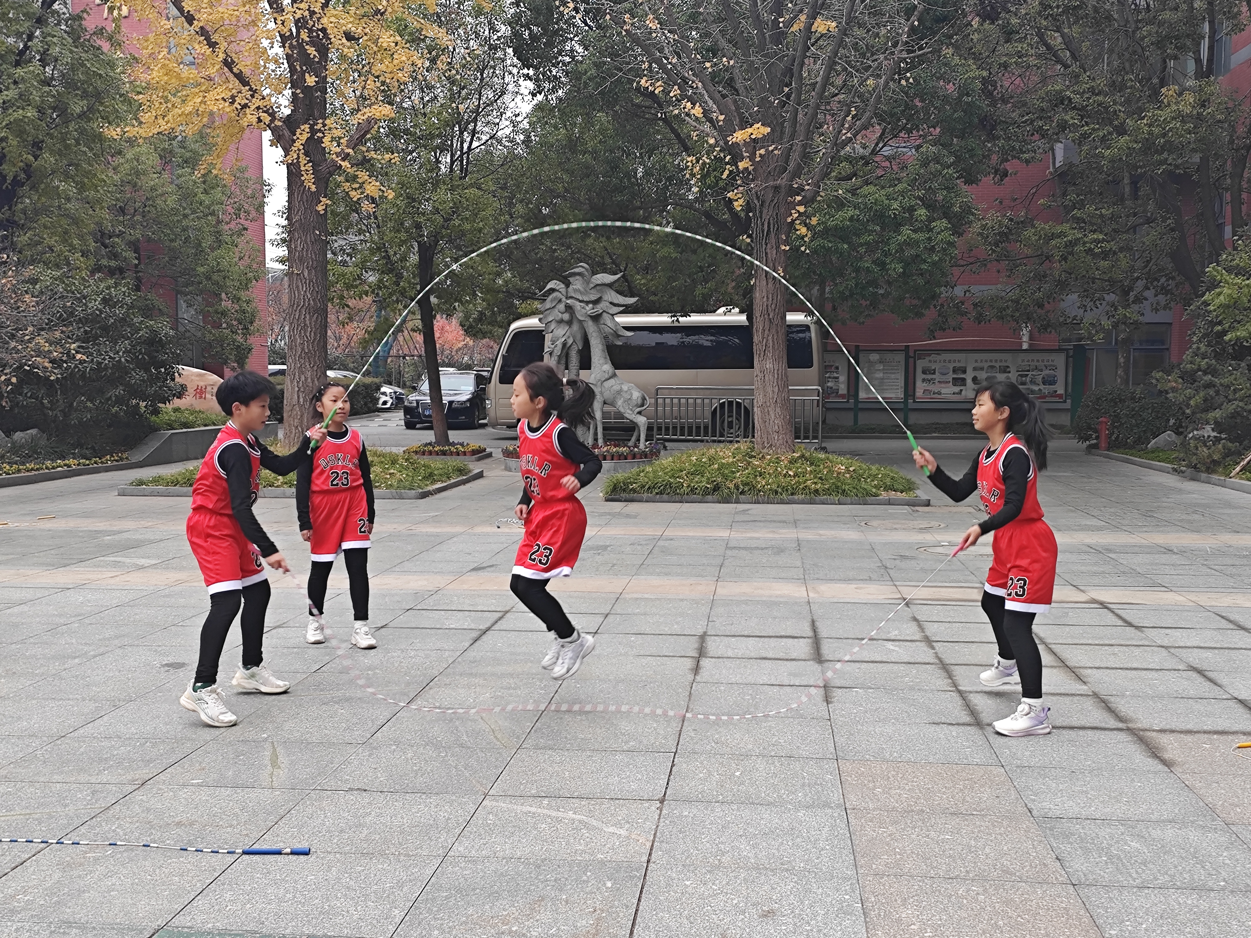 教育强国建设江苏在行动⑤｜保障中小学生每天综合体育运动不少于两小时为未来人生打下阳光底色(图3)
