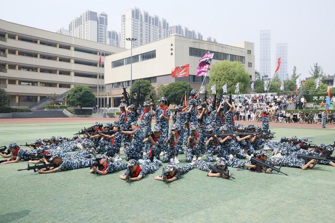 陆军、空军、火箭工程兵……成都这所小学的国防教育老师来头不小(图3)