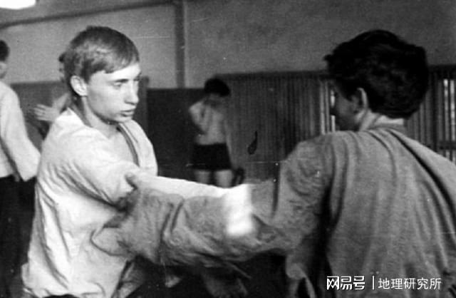 普京：从“问题少年”到成为俄罗斯总统柔道恩师改变了他的人生(图8)
