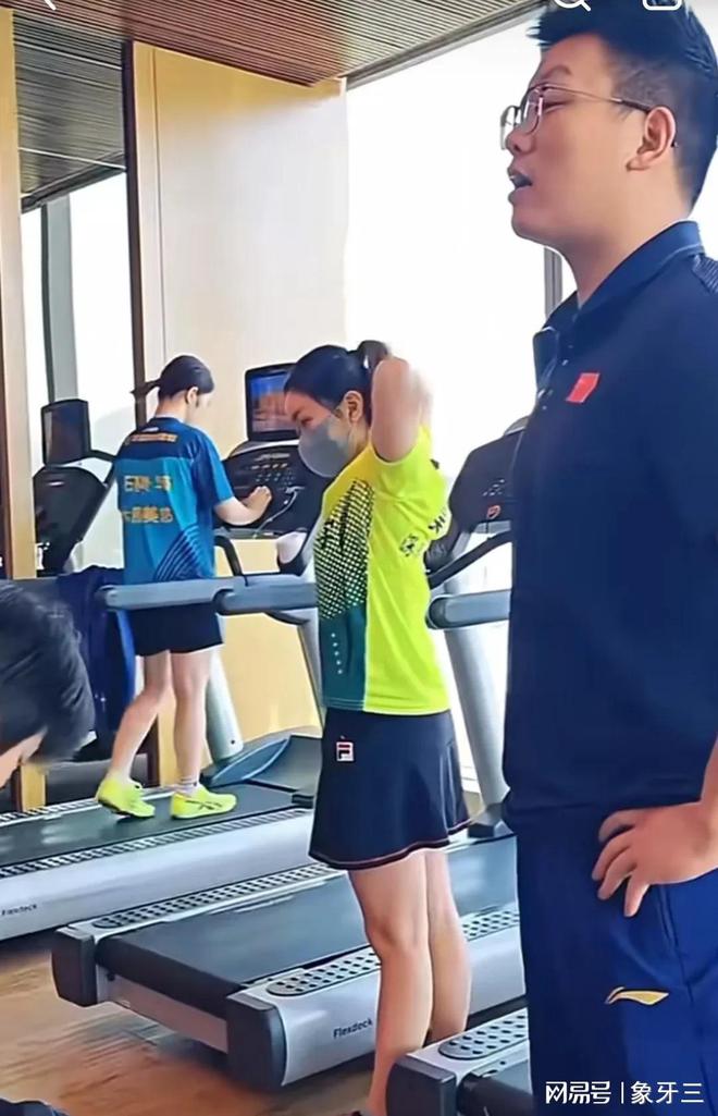 国乒新动态：孙颖莎蒯曼练体能翔哥在陪着她们王楚钦笑的开心(图5)