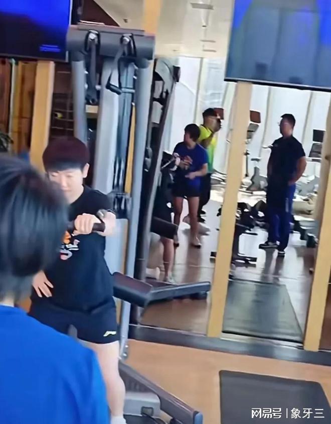 国乒新动态：孙颖莎蒯曼练体能翔哥在陪着她们王楚钦笑的开心(图6)