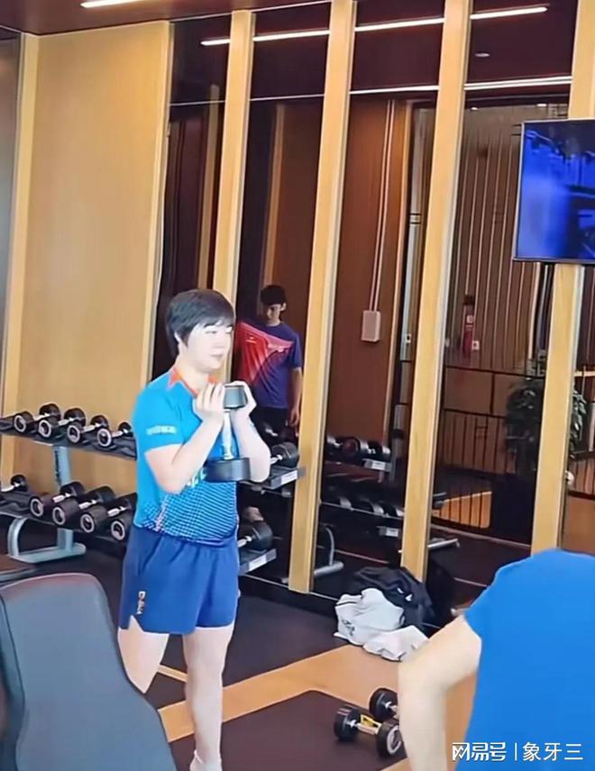 国乒新动态：孙颖莎蒯曼练体能翔哥在陪着她们王楚钦笑的开心(图7)