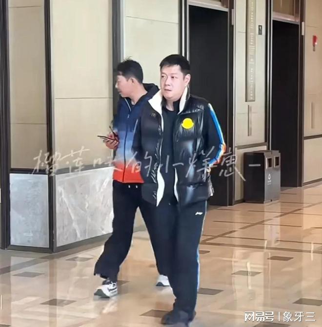 国乒新动态：孙颖莎蒯曼练体能翔哥在陪着她们王楚钦笑的开心(图8)