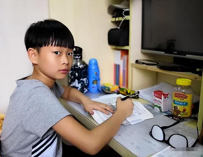 11年前被父亲强迫在零下13度雪地裸跑的3岁小男孩现在如何(图12)