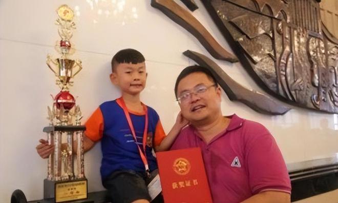 11年前被父亲强迫在零下13度雪地裸跑的3岁小男孩现在如何(图13)