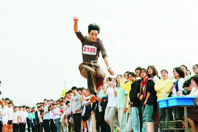 校园体育让学生“动起来”“强起来”(图2)