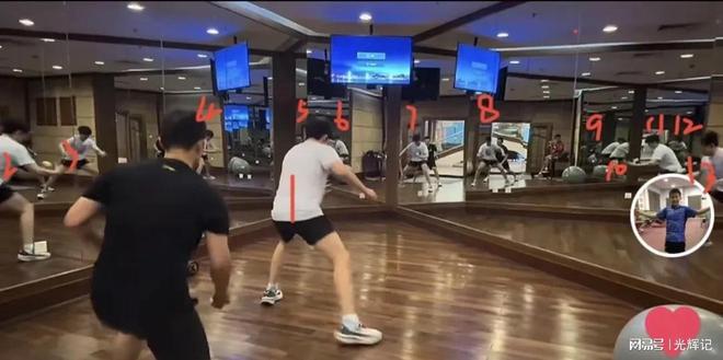 牛冠凯发抖音王楚钦五竹叔在练体能网友：镜子里有好多个大头(图3)