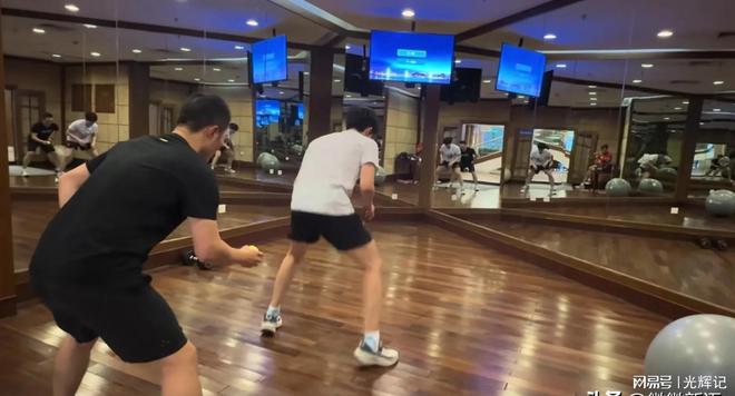 牛冠凯发抖音王楚钦五竹叔在练体能网友：镜子里有好多个大头(图4)