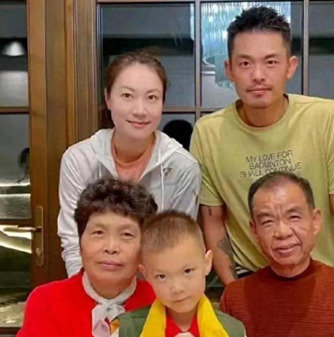 林丹送8岁儿子西班牙学网球谢杏芳和婆婆陪读住大别墅很享受(图6)
