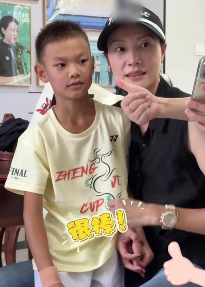 林丹送8岁儿子西班牙学网球谢杏芳和婆婆陪读住大别墅很享受(图4)