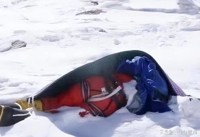 一对夫妻攀登珠峰妻子被遗弃山顶1年后竟在山顶发现丈夫尸体(图13)