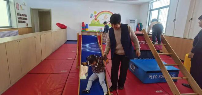 彭李街道向日葵亲子小屋：体能锻炼强筋骨活力满满启新程(图2)