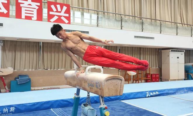 扎根普通小学 体教融合向阳生长——走进郑州市金水区艺术小学体操训(图2)