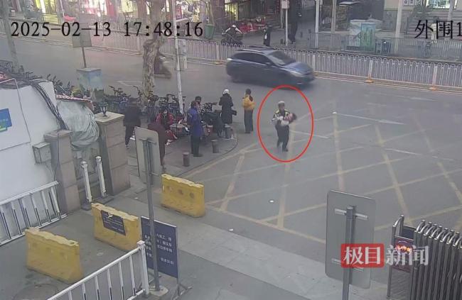 女子带孩子向辅警韩靖送锦旗 感恩英雄义举(图2)