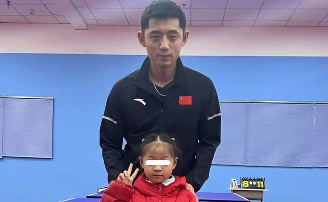 张继科复出当教练！与小孩合影超沧桑老10岁家长抢着给孩子报名(图5)
