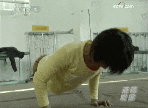 4岁遇车祸失双腿靠半个篮球走路20多年过去如今怎样了？(图7)