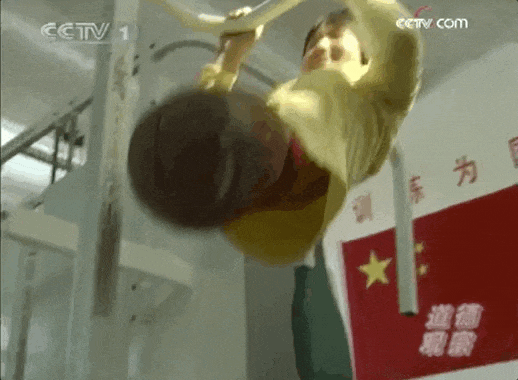 4岁遇车祸失双腿靠半个篮球走路20多年过去如今怎样了？(图6)