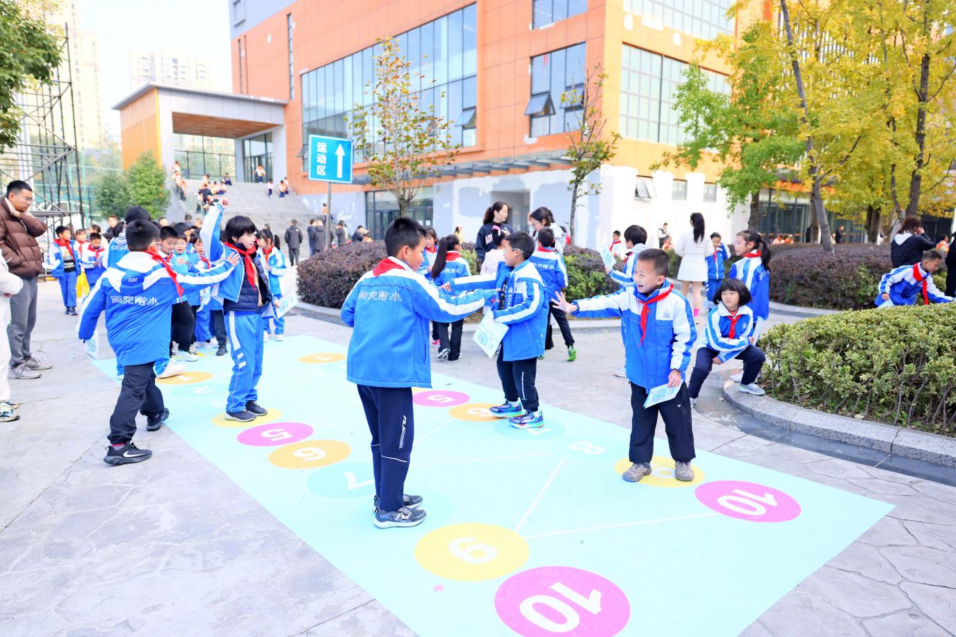 创新体育教育 上好体育课 成都高新区全面推进“中小学生每天综合活动时间不低于2小时”(图10)