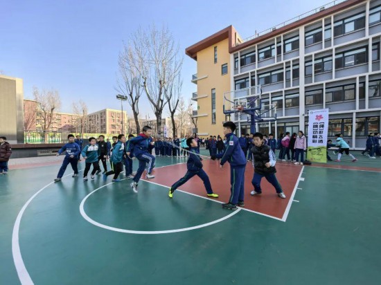各地中小学改进体育教育：让年轻一代在运动中强意志、健身心(图1)