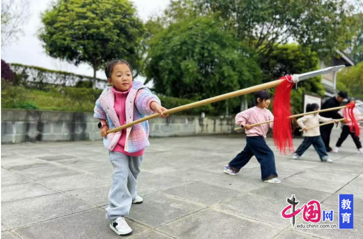 传承“非遗”文化培育少年武魂 峨眉三小开启峨眉武术校外实践活动(图2)