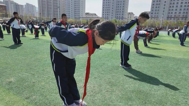 崂山区：八段锦进校园 为少儿健康 “撑腰”(图2)