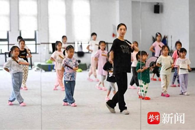 昆曲夏令营“花絮”放送④｜从手机K歌房到昆曲练功房爱唱古风歌的10岁女孩初闯世界(图1)