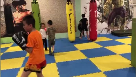 淮安少儿游泳“小海豚”达标赛盛大开启近百童星展青春风采(图1)