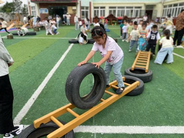 玩转体能 乐享循环——阜阳市颍东区插花镇闸南幼儿园开展幼儿体能训练活动(图1)