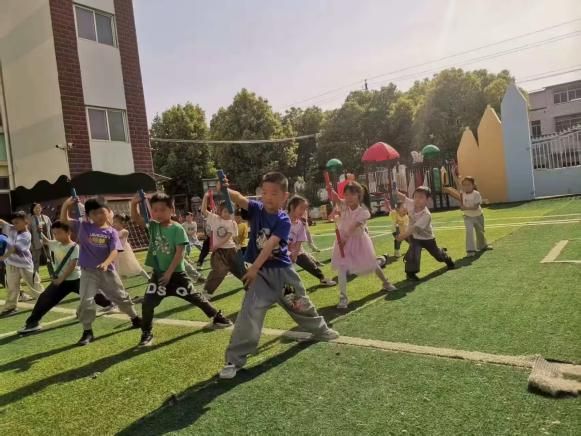 玩转体能 乐享循环——阜阳市颍东区插花镇闸南幼儿园开展幼儿体能训练活动(图2)