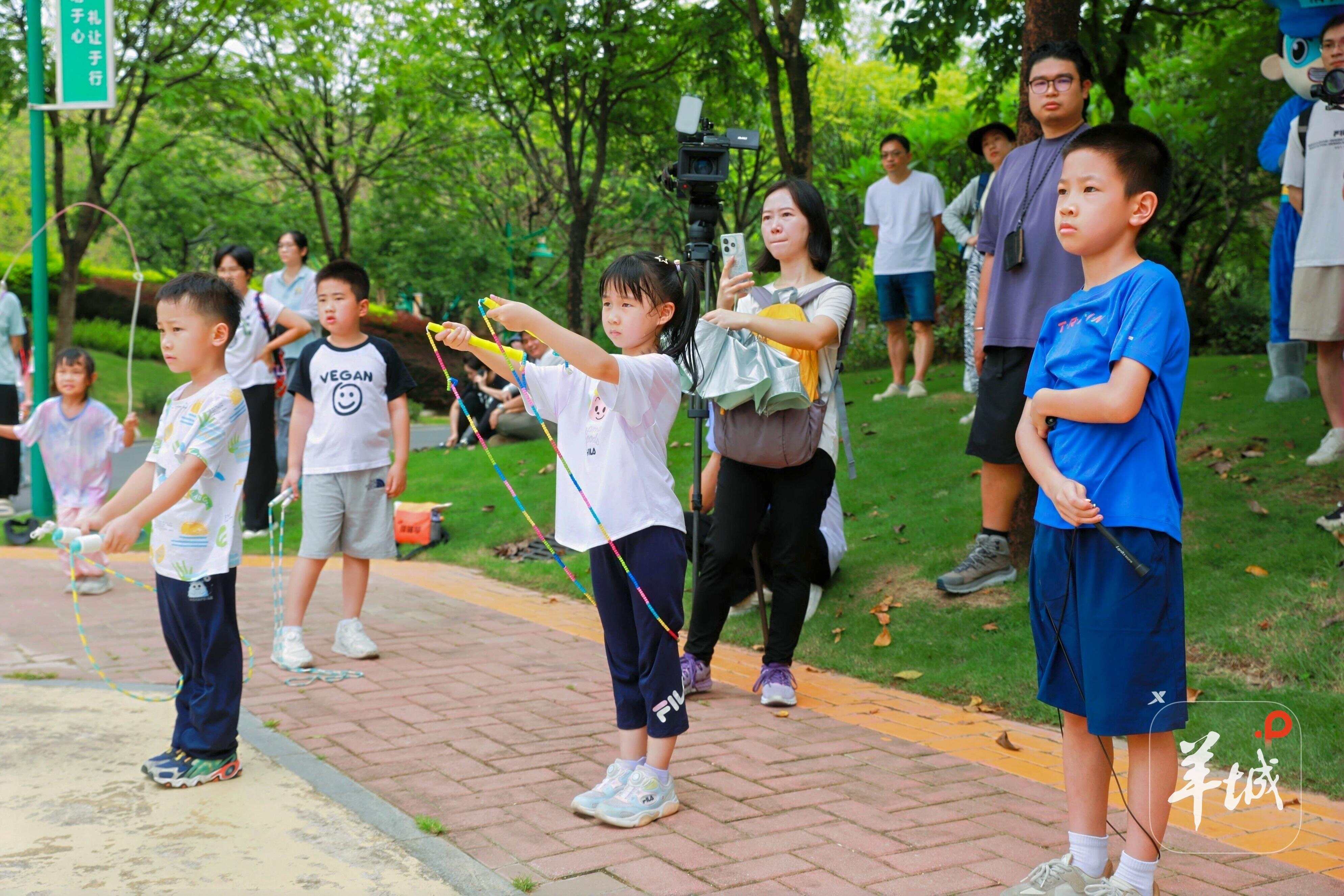 视频｜跟着冠军学跳绳！广州“1+12”儿童公园打造青少年跳绳运动新标杆(图5)