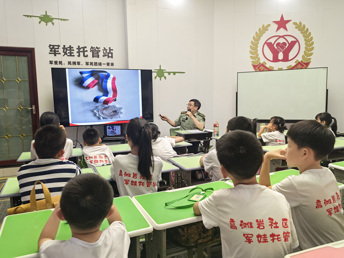 跟着教官学习敬军礼、踢正步！全市首个“军娃托管站”开课(图3)