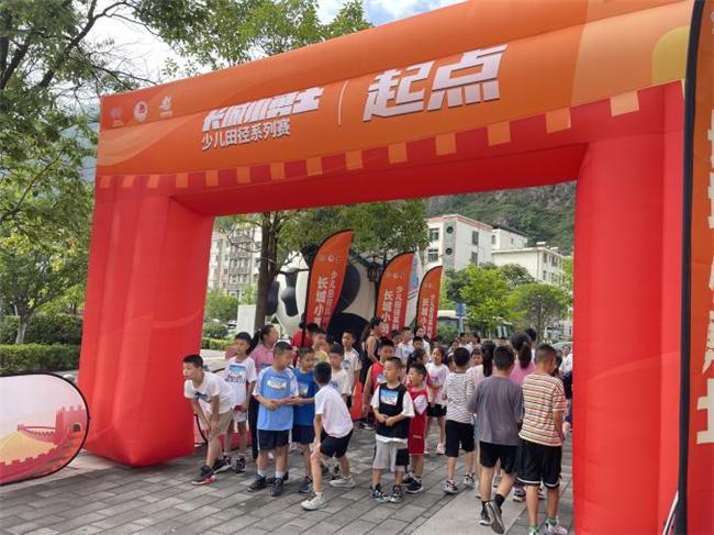汶川县体育馆少年暑期免费开放培训圆满结束(图1)