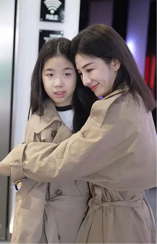 砸百万教育费后黄奕女儿执意当练习生一句反问让妈妈哑口无言(图3)