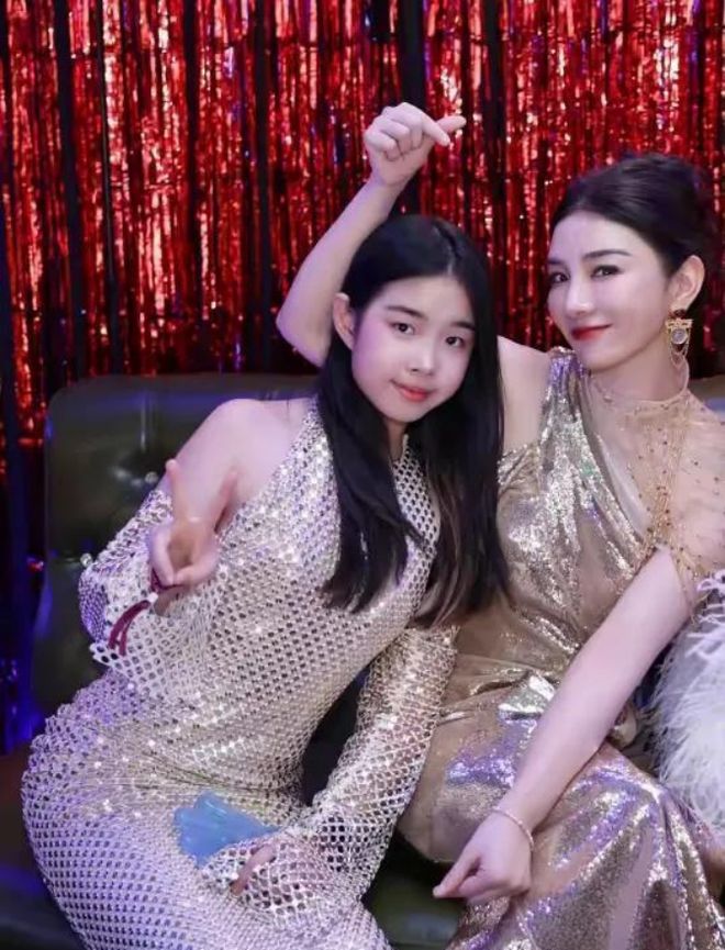 砸百万教育费后黄奕女儿执意当练习生一句反问让妈妈哑口无言(图8)