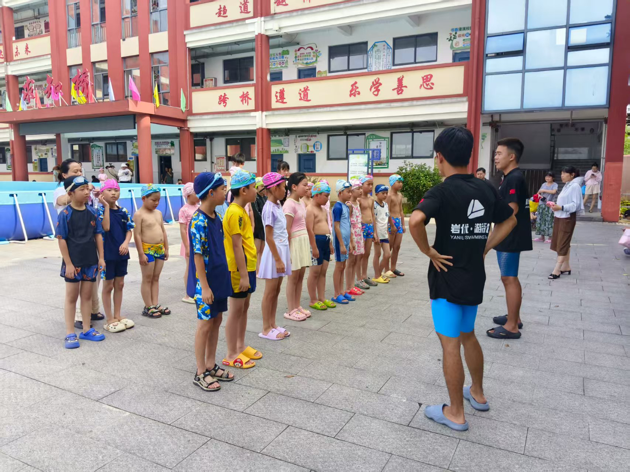 “水花”浇灌安全种子！庐山市华林中心小学启动暑期公益游泳培训项目(图1)