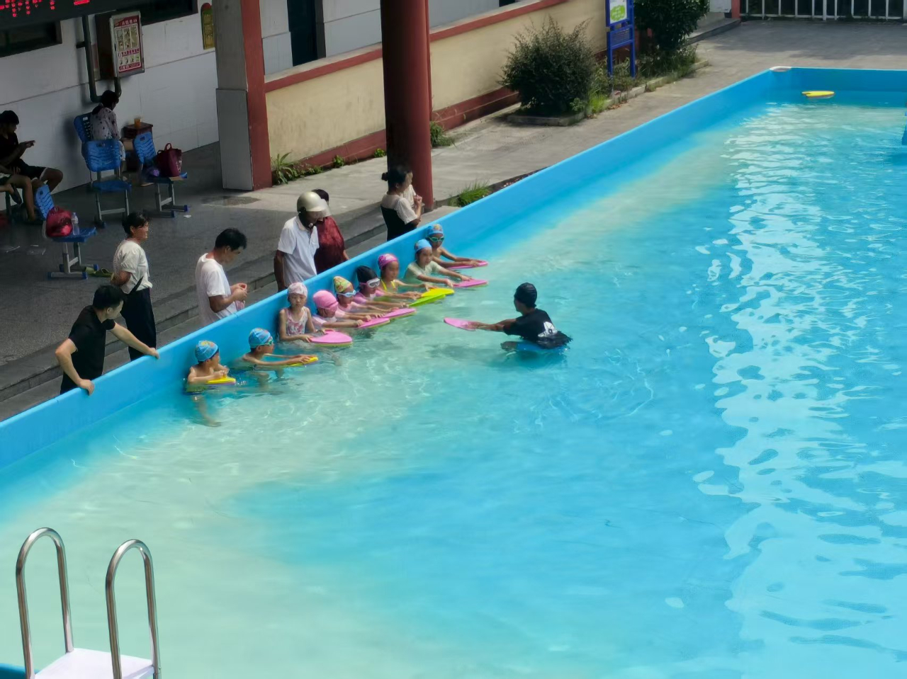 “水花”浇灌安全种子！庐山市华林中心小学启动暑期公益游泳培训项目(图3)
