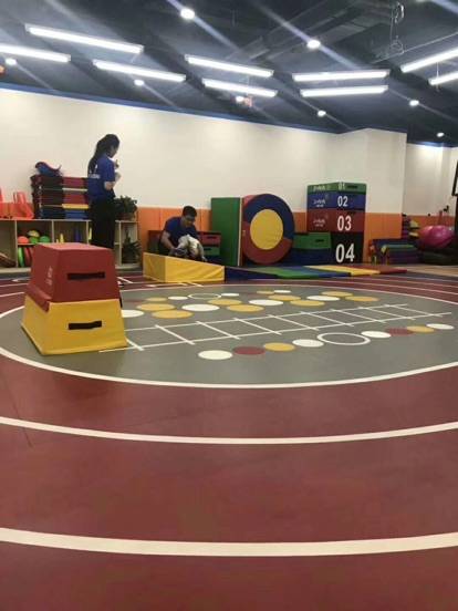 孩子何时开始学游泳最科学？揭秘不同年龄段的最佳选择(图1)