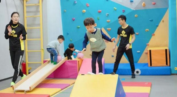 卓跃儿童运动馆“爆雷”事件引发家长担忧多地门店闭店、学费难退(图1)