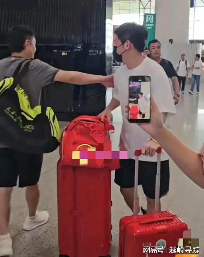 国乒新动态：陈幸同钱天一快乐跳手势舞马琳在机场和小朋友合影(图6)