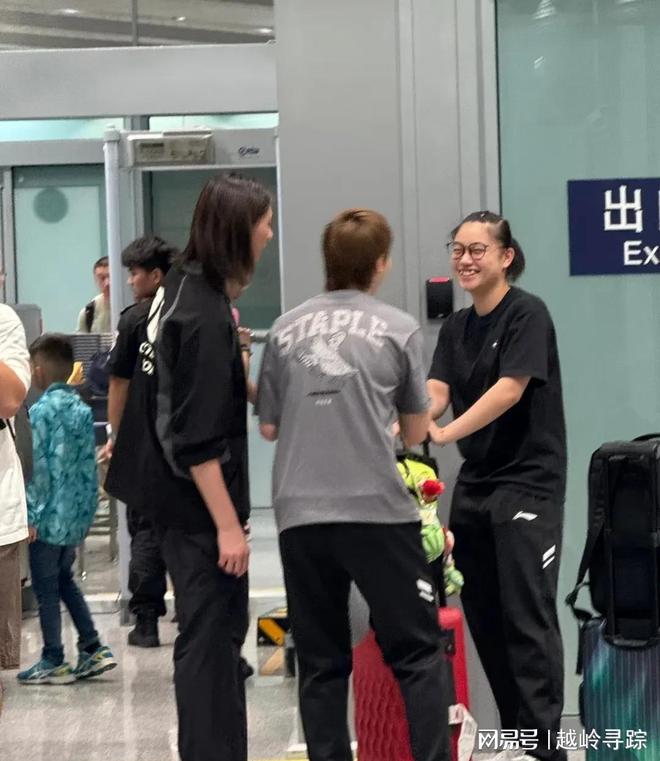 国乒新动态：陈幸同钱天一快乐跳手势舞马琳在机场和小朋友合影(图4)