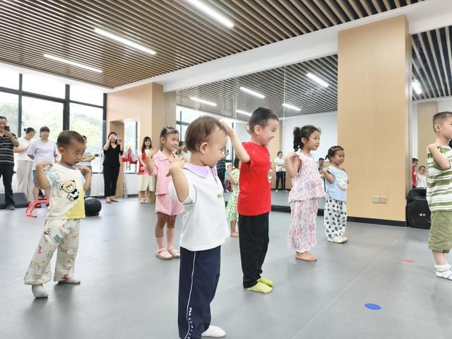 “萌娃爬爬乐 健康动起来” ——陕广社区新时代文明实践站举办幼少儿爬爬赛活动(图1)