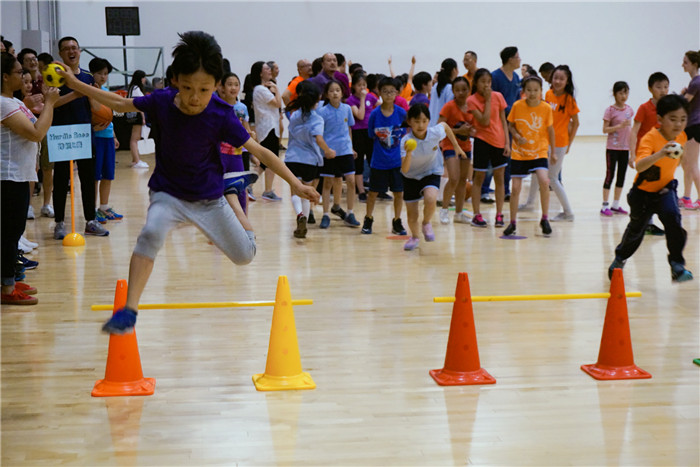 反差萌太圈粉！孙颖莎体测视频流出小马达冲刺惊呆队友莎莎的小豆包人设藏不住了(图1)
