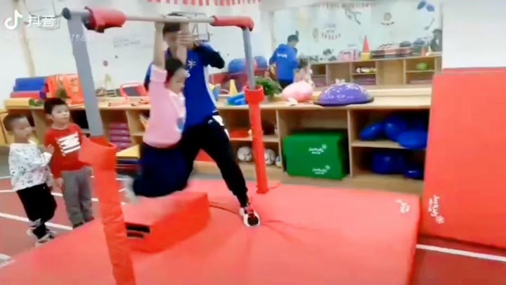 5岁顶流瑶一瑶俯卧撑争议是天赋还是消耗？(图1)