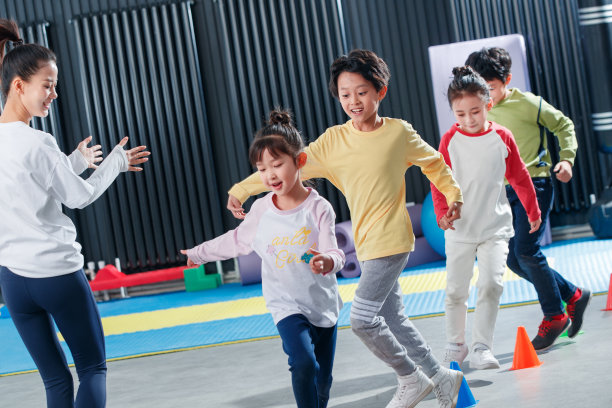 【阳光居民·成长学院】茁壮“橙”长生存体能训练营：春日活力开营唤醒孩子心中勇气！(图1)